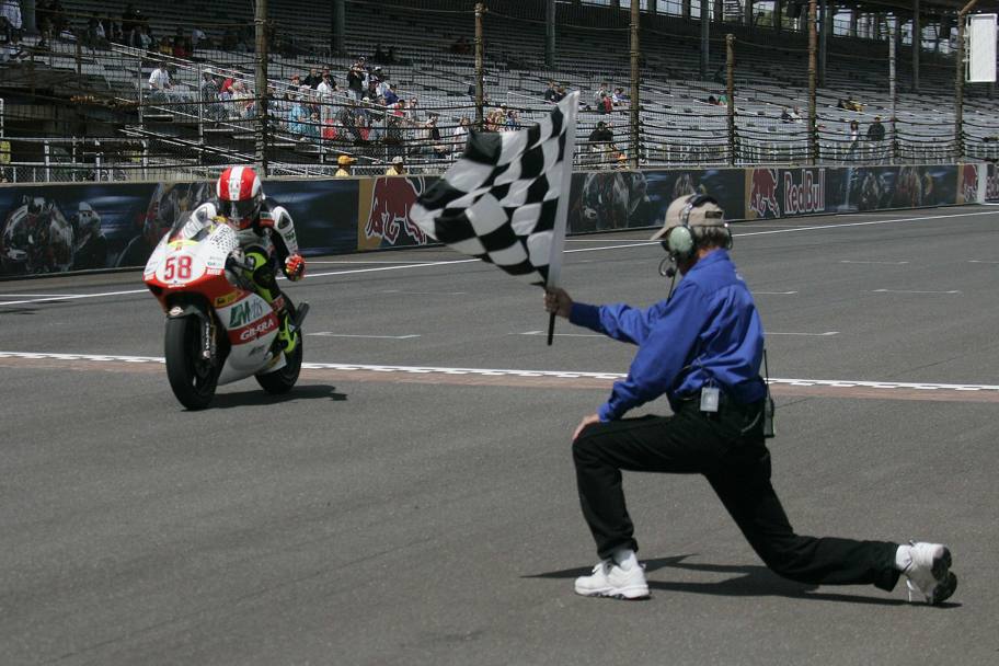 30 agosto 2009. Marco Simoncelli taglia il traguardo vittorioso sotto la bandiera a scacchi al Gp di Indianapolis (LaPresse)